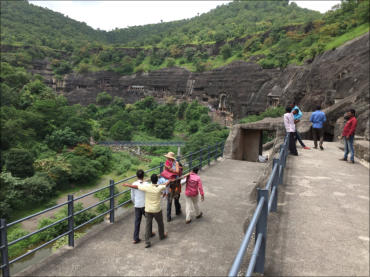 Porters-Carrying-Tourist-on-Sedan-Chair-Ajanta-Caves